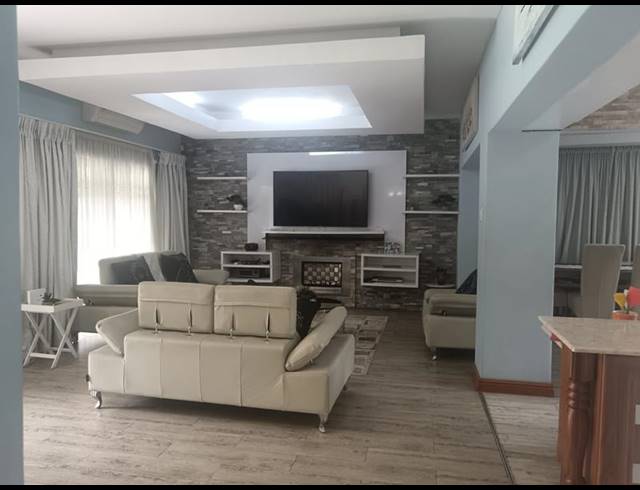 5 BEDROOM HOUSE FOR SALE IN YELLOWWOOD PARK